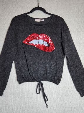 Free Kisses Gray Long Sleeve Top Red Sequin Lips Womens M